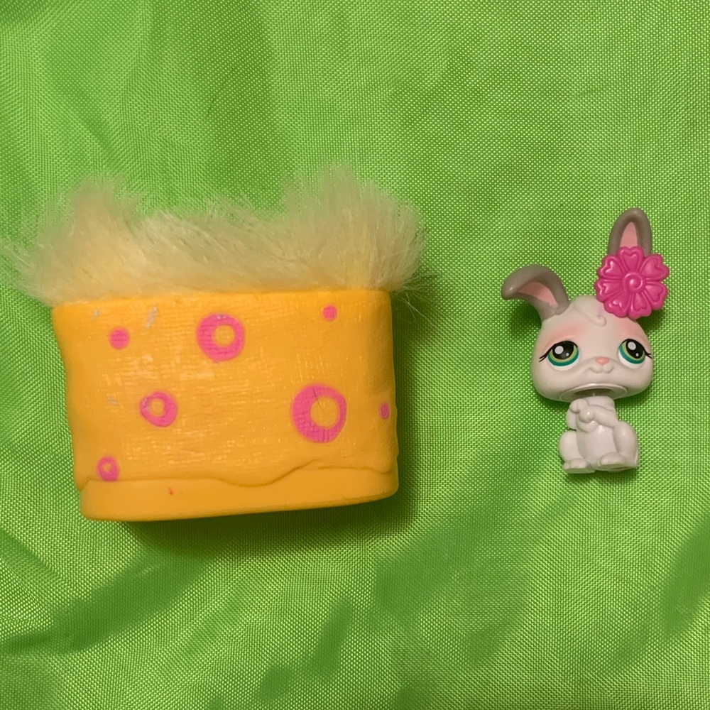 Hasbro LPS Littlest Pet Shop Yellow and Pink Bag and Bunny Set (#211)